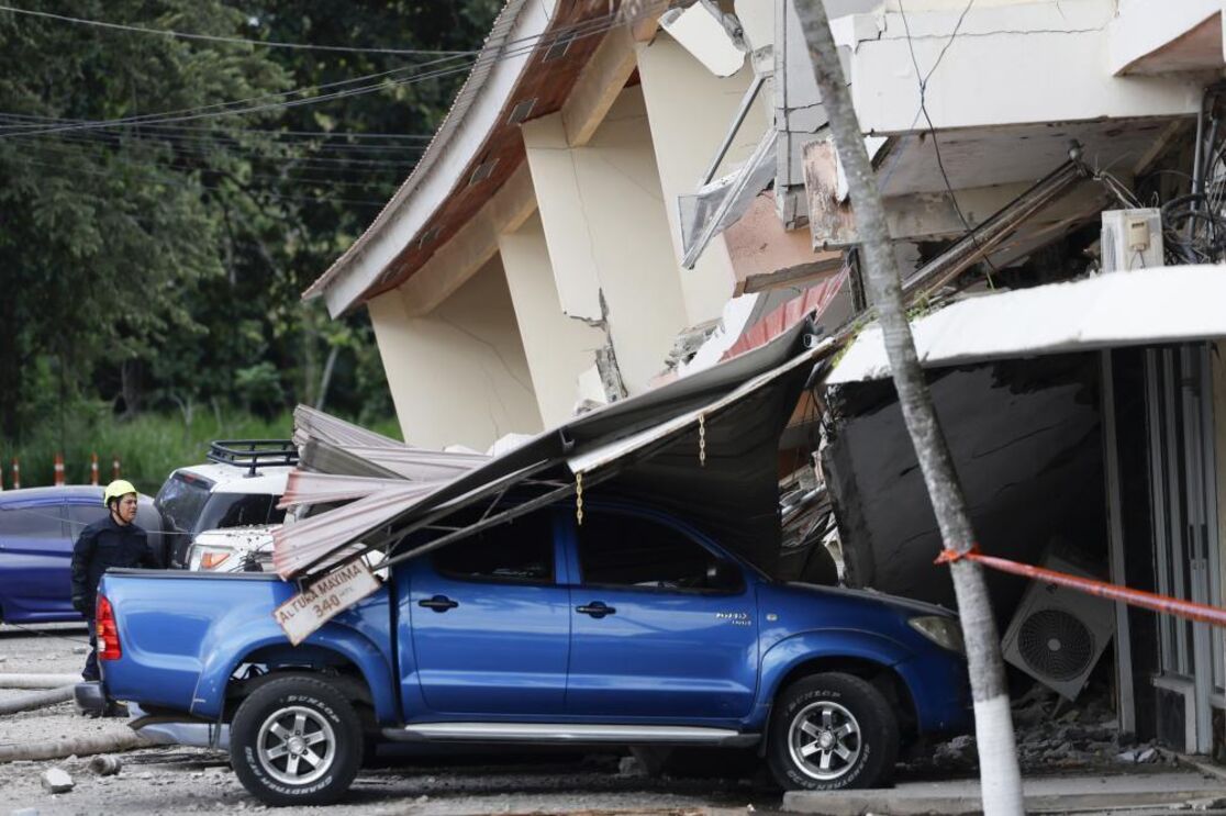 Carro esmagado por edifício em resultado de sismo no Panamá