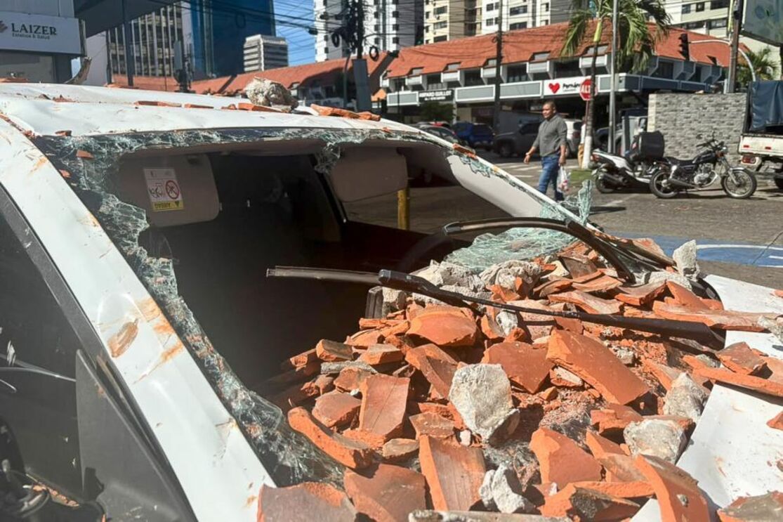 Carro destruído por telhas em decorrência de sismo