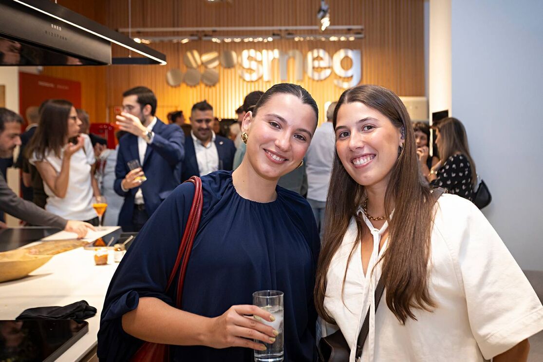 Pessoas presentes no evento SMEG em Portugal celebram a marca