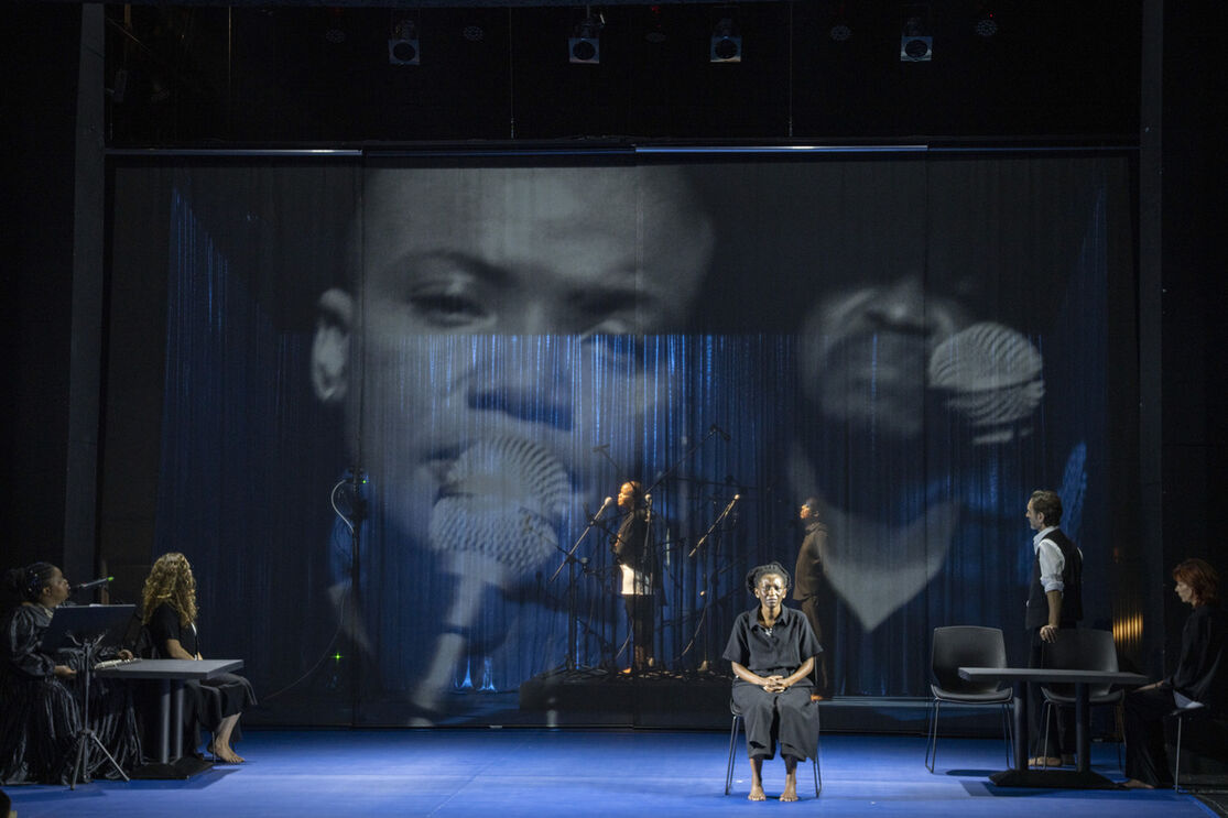 O espetáculo "Under the Shade of a Tree I Sat and Wept" pode ser visto este fim de semana em Lisboa, no Teatro São Luiz