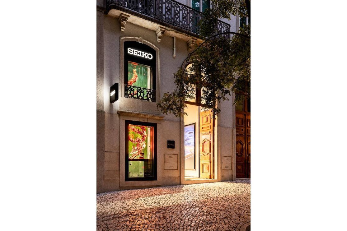 Boutique SEIKO em Lisboa com vitrina iluminada