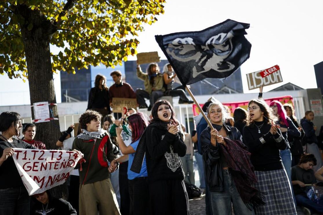 Estudantes manifestam-se à porta da Escola Artística António Arroio 