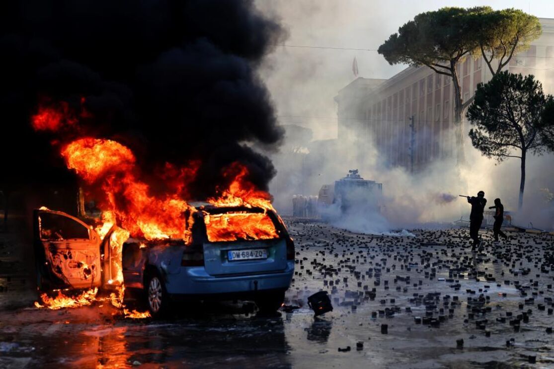 Tirana a ferro e fogo