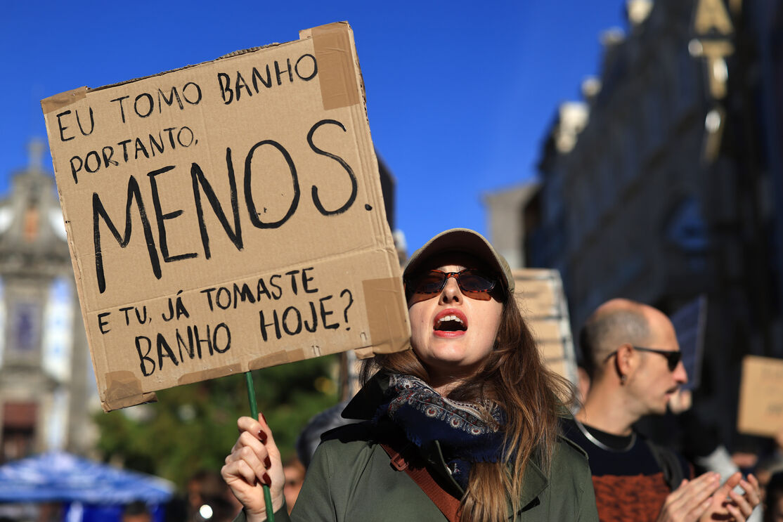 Os melhores cartazes das manifestações pela habitação