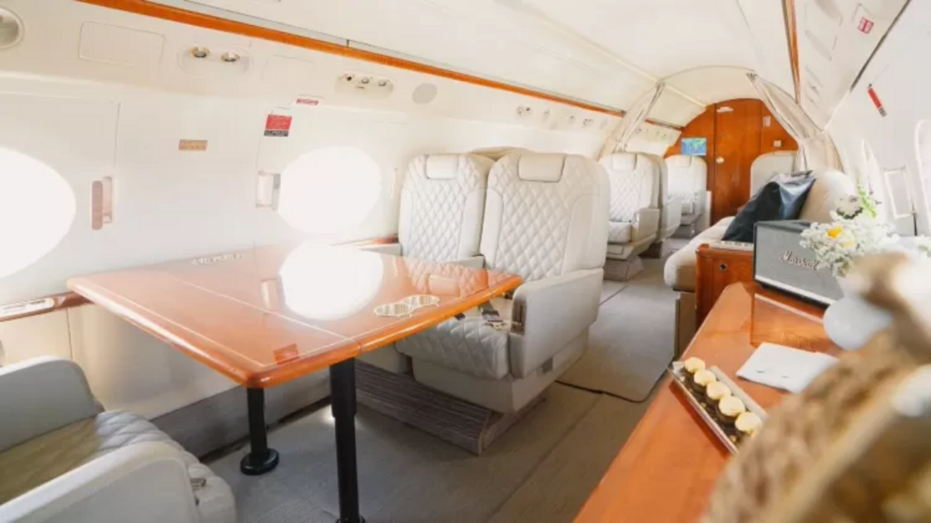 Interior do jato utilizado por Flávio Bolsonaro