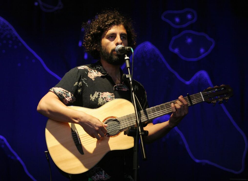 González fez do timbre suave e da guitarra acústica a assinatura