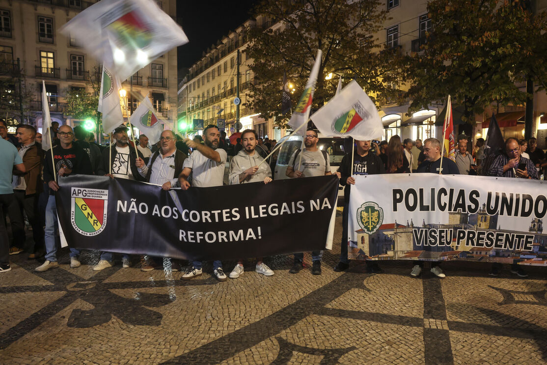 Centenas de polícias e guardas protestam em Lisboa por melhores salários