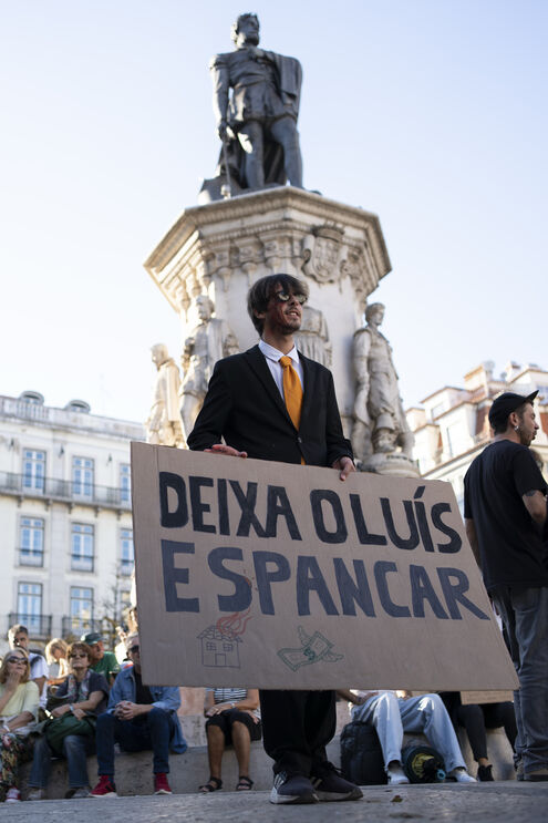 Manifestação pela habitação em Lisboa visa Luís Montenegro