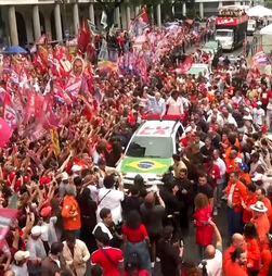 Lula da Silva reúne milhares de apoiantes no Rio de Janeiro dois dias antes das eleições presidenciais no Brasil