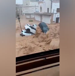 Imagens mostram ruas inundadas e veículos arrastados pelas fortes chuvas em Espanha