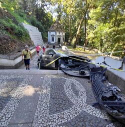 Jaguar despista-se e 'voa' 10 metros para escadas do Santuário do Bom Jesus de Braga