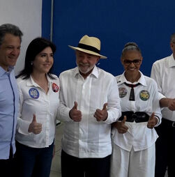 Lula vota em São Paulo e procura conquistar quarto mandato como presidente do Brasil