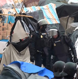 Autoridades desmantelam acampamento na praia com milhares de migrantes em Ceuta
