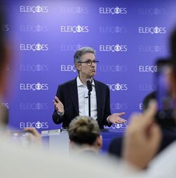 Eleições no Brasil: candidato presidencial usa telemóvel ao votar e viola regra eleitoral