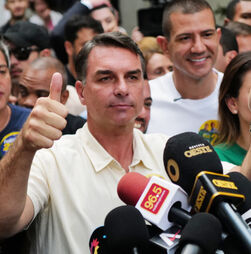 Eleições no Brasil: Flávio Bolsonaro lidera corrida presidencial com 49,58% dos votos