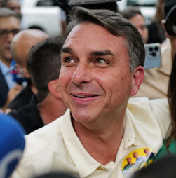 Flávio Bolsonaro vence Lula, mas não garante maioria absoluta: Brasil vai à segunda volta