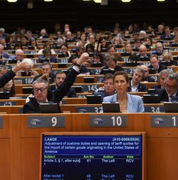 Cerca de 50 eurodeputados aparecem em pornografia 'deepfake', refere estudo