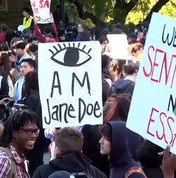 Estudantes protestam contra resposta da Universidade de Cornell à denúncia de violação coletiva 