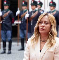 'Io sono Giorgia.' Meloni vai registar a sua voz para lutar contra a IA