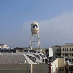 Paramount conclui compra da Warner e reúne HBO, CNN e CBS num novo gigante de Hollywood