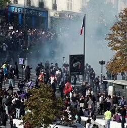 Confrontos entre polícia e manifestantes durante protesto dos estudantes em Paris