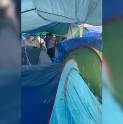 Fortes chuvas inundam acampamento pelo direito à habitação na Puerta del Sol em Madrid