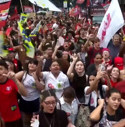 'Estamos aqui para defender a educação e a democracia': estudantes protestam contra uma nova presidência Bolsonaro 