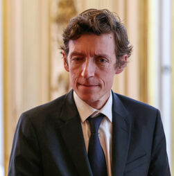 Ministro da Educação francês anuncia chegada de 3 mil professores substitutos às escolas a partir de 'amanhã'