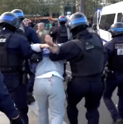 Polícia detém manifestantes em Paris durante protestos estudantis