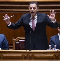 Montenegro recusa descontrolo na despesa e diz que 'maior rombo' foram 35 horas na função pública em 2016