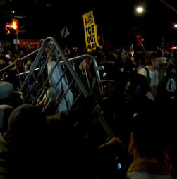 Confrontos com a polícia marcam protesto contra o ICE após homem ser baleado por agente em Nova Iorque