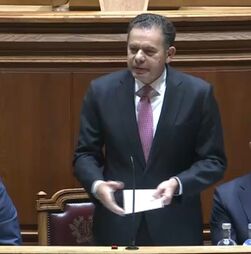 Montenegro critica oposição por falhar nas previsões do défice orçamental