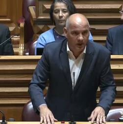PCP diz que Montenegro tem jeito para dançar a três com o PSD, o PS e o Chega