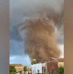 Imagens mostram dois tornados que atravessaram cidade na Sicília deixando rasto de destruição