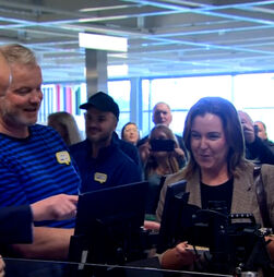 William e Kate 'põem mãos à obra' atrás de caixa registadora do IKEA durante visita à loja em Belfast