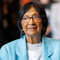 Quem é Navi Pillay, galardoada com o Nobel da Paz?