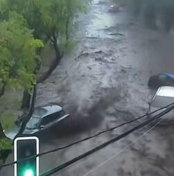 Imagens mostram carros arrastados pelas fortes chuvas no Chile