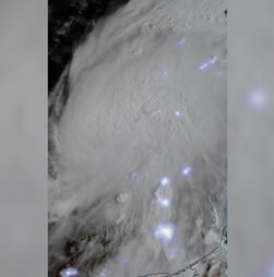 Imagens mostram relâmpagos dentro do furacão Isaías que atingiu categoria 3