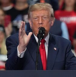Trump pede 'elogios' para o ICE pela detenção de dominicano alvejado em Nova Iorque