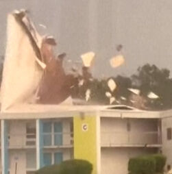 Vídeo mostra telhado de hotel a ser arrancado pelo furacão Isaías na Florida