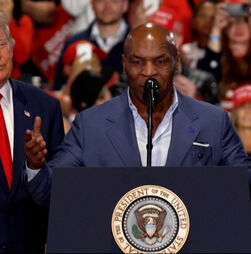 Donald Trump chama Mike Tyson ao palco durante comício em Nova Iorque