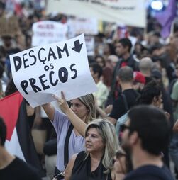 Milhares em protesto em Lisboa avisam que custo de vida 'não é uma crise, é uma emergência'