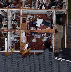 Imagens de drone mostram destruição causada pelo furacão Isaías num complexo habitacional da Florida