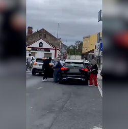 O momento em que homens armados tentam roubar carro no Carregado  