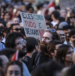 Mais de 50 pessoas acampam desde sábado no Porto pelo direito à habitação