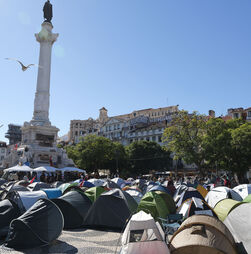 Tendas, comida e WC: como sobrevivem os manifestantes acampados no Rossio