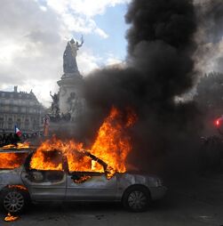 França decreta recolher obrigatório noturno em zonas de Paris e de quatro cidades do norte