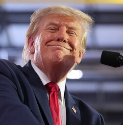 Trump diz que 'tem direito' a recandidatura porque lhe 'roubaram' vitória em 2020