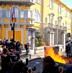 Milhares de manifestantes saíram a rua este sábado na Albânia