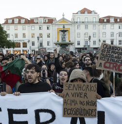 Manifestantes voltaram a montar tendas em Lisboa e no Porto. PSP ameaçou intervir